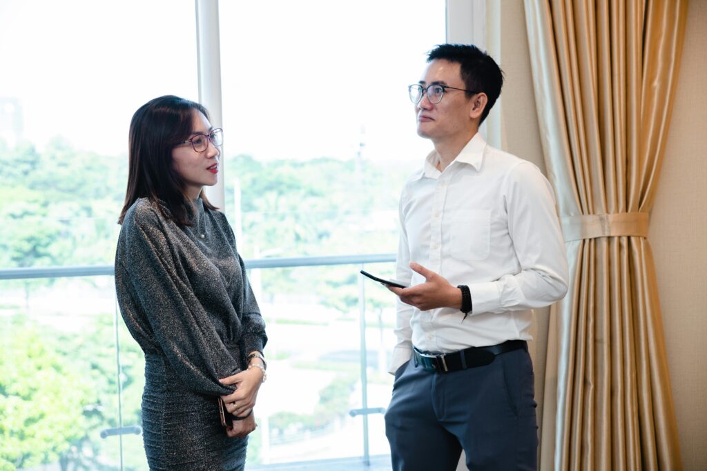 When Sarcasm Meets Sincerity: The Flirt-Confuse Strategy